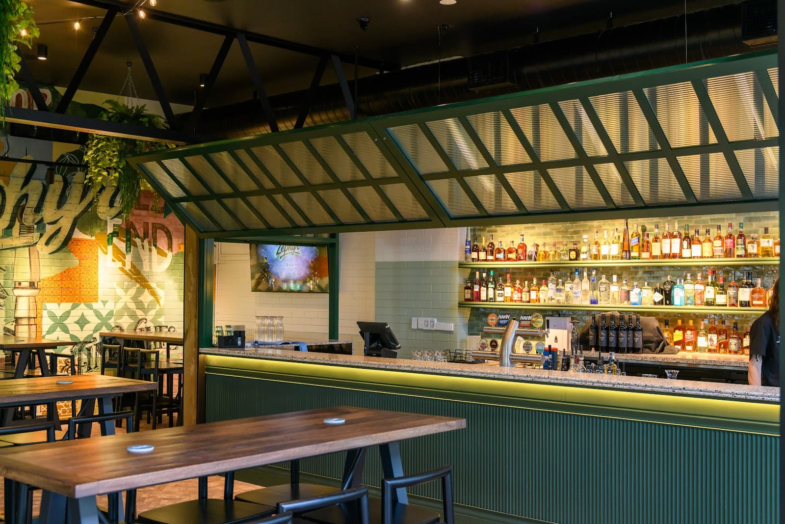 The Montague Hotel and Zephyr Bar — West End, Brisbane