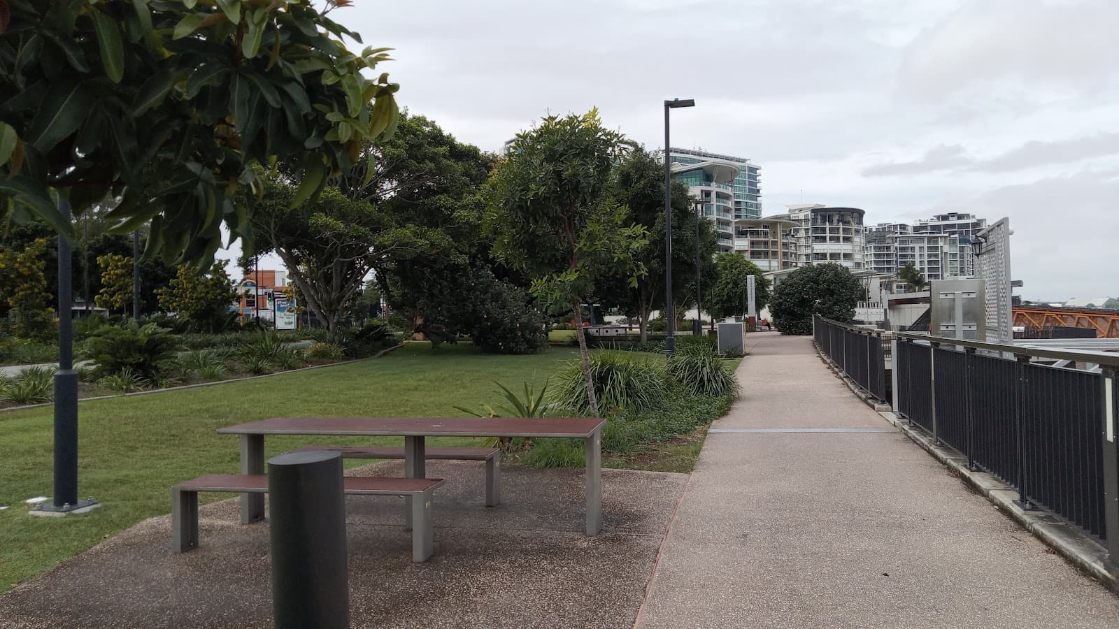 Kingsford Smith Drive riverside promenade — Hamilton, Brisbane