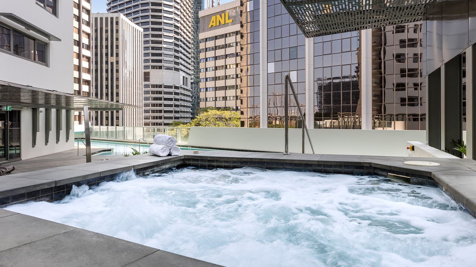 Oaks Brisbane Aurora Suites — Teneriffe, Brisbane
